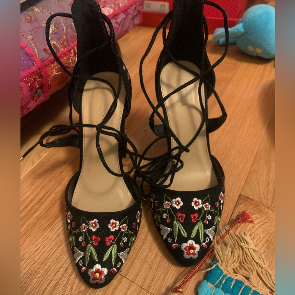 Forever 21 Strappy Black Heels w/Floral Embroidery (5.5)